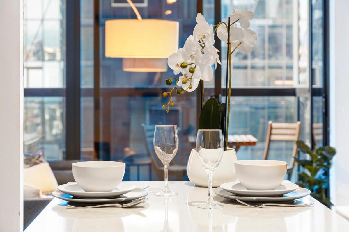 Apartment Sky-high Cbd Retreat 2br With Pool & Gym