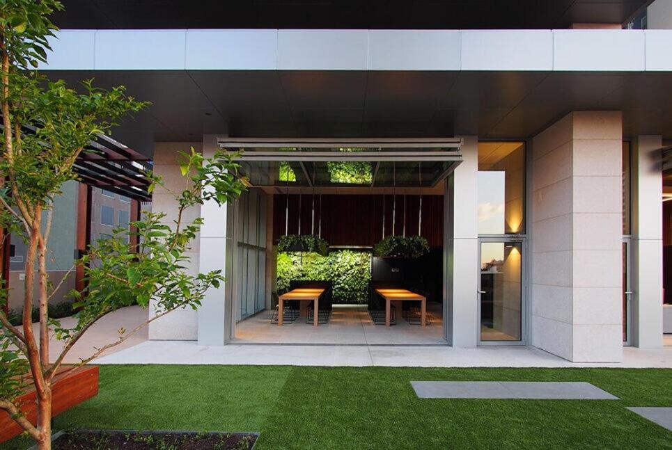 Sky-high Cbd Retreat 2br With Pool & Gym *