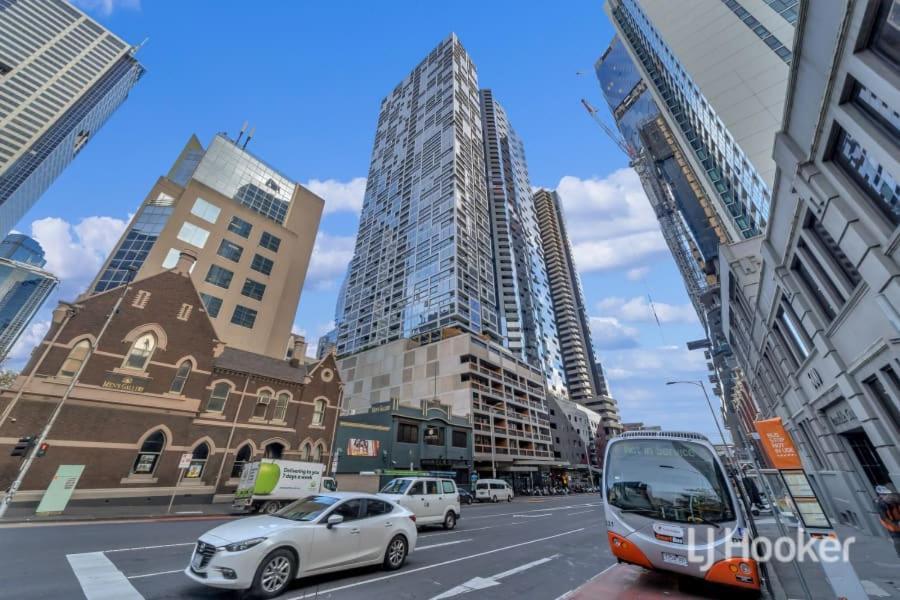 Sky-high Cbd Retreat 2br With Pool & Gym Melbourne