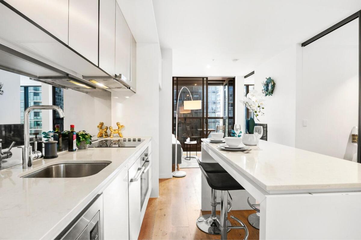 Sky-high Cbd Retreat 2br With Pool & Gym Apartment *