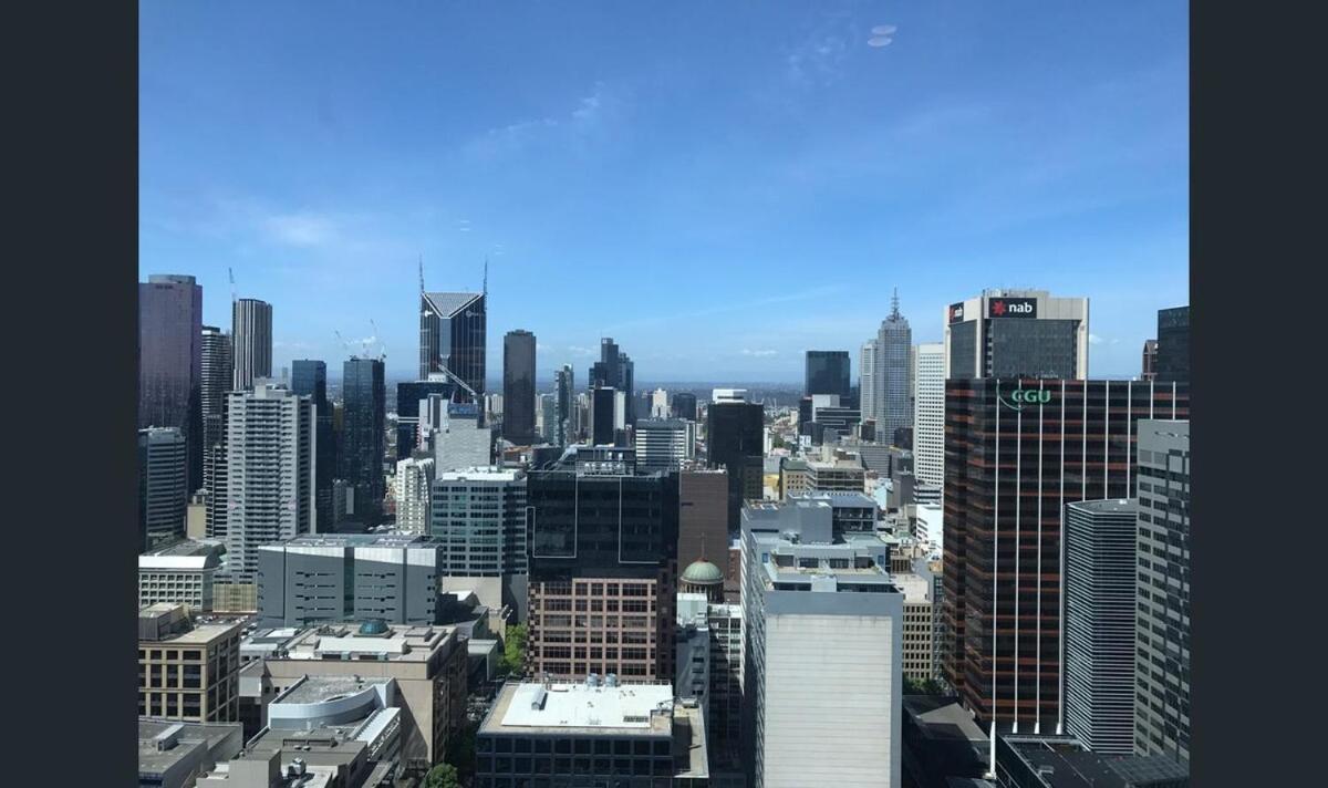 Sky-high Cbd Retreat 2br With Pool & Gym *