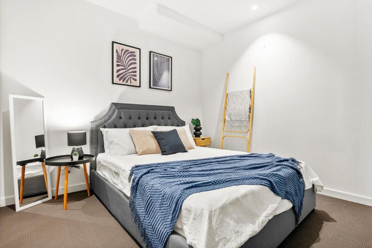 Sky-high Cbd Retreat 2br With Pool & Gym Melbourne