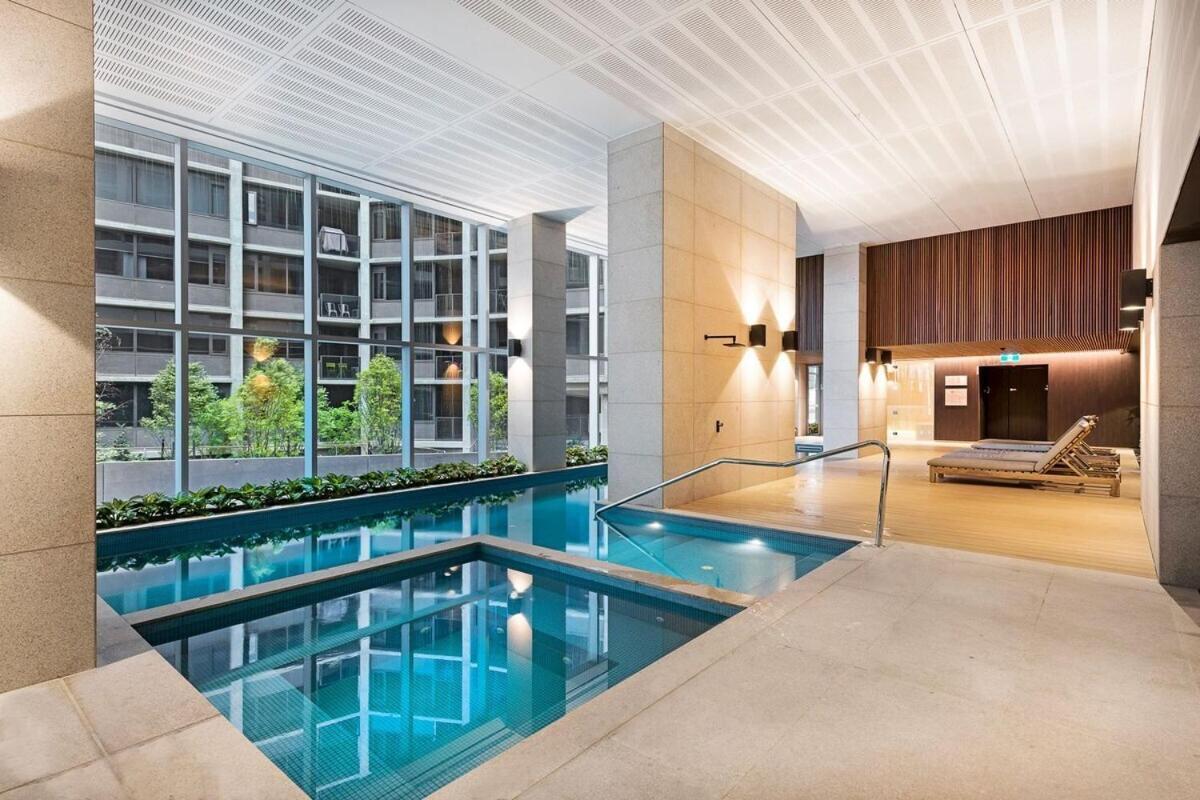 Sky-high Cbd Retreat 2br With Pool & Gym * Melbourne