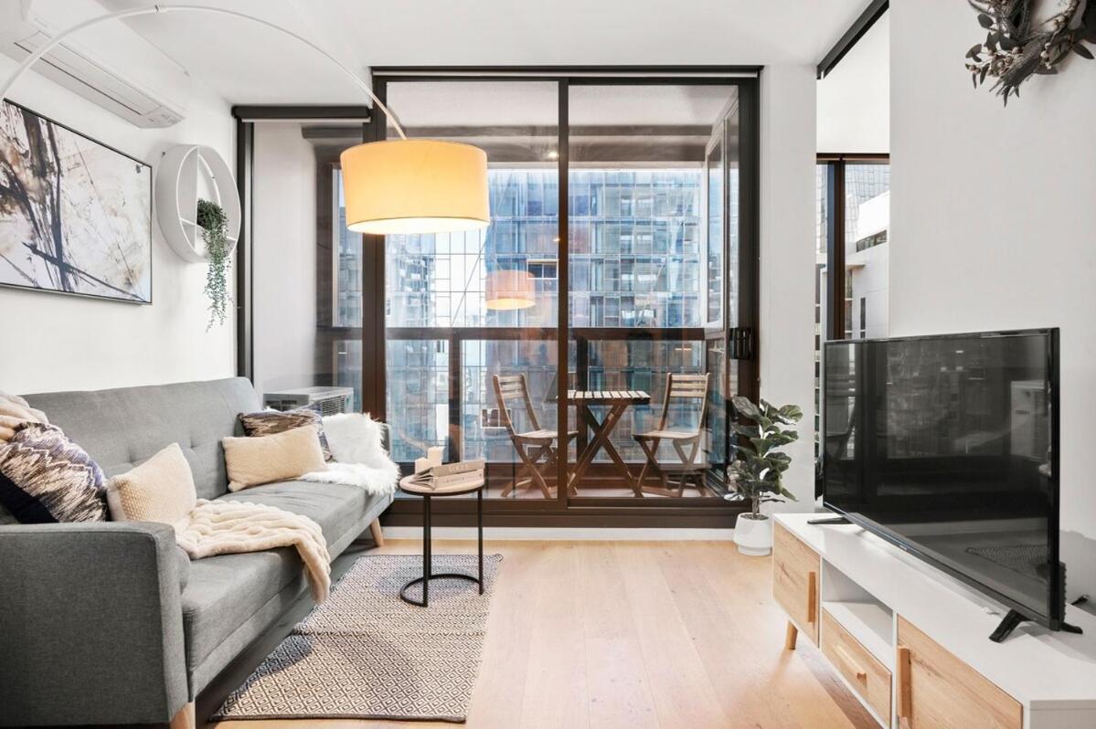 Sky-high Cbd Retreat 2br With Pool & Gym *