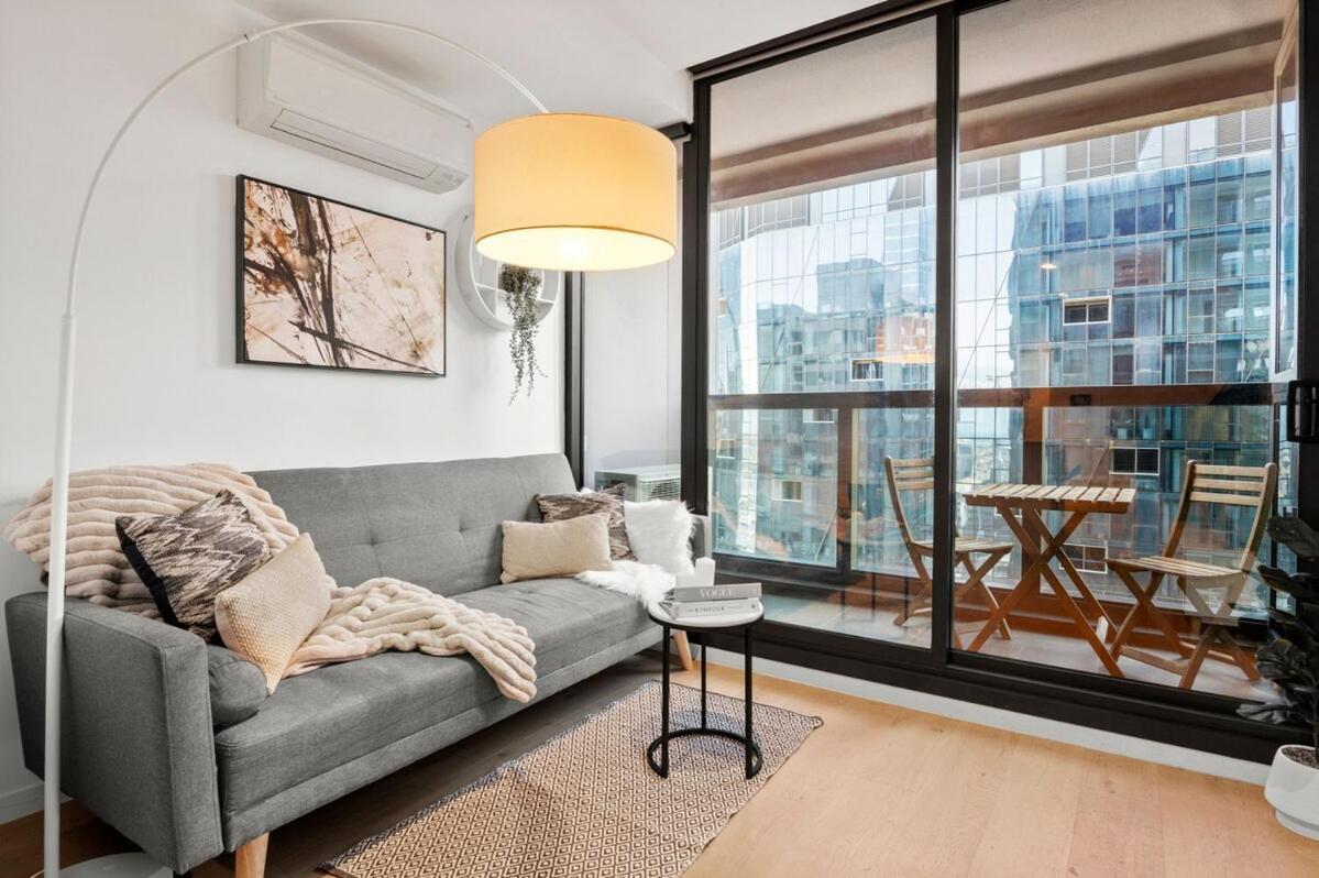 Sky-high Cbd Retreat 2br With Pool & Gym Melbourne