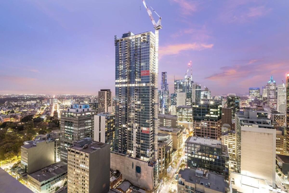Sky-high Cbd Retreat 2br With Pool & Gym