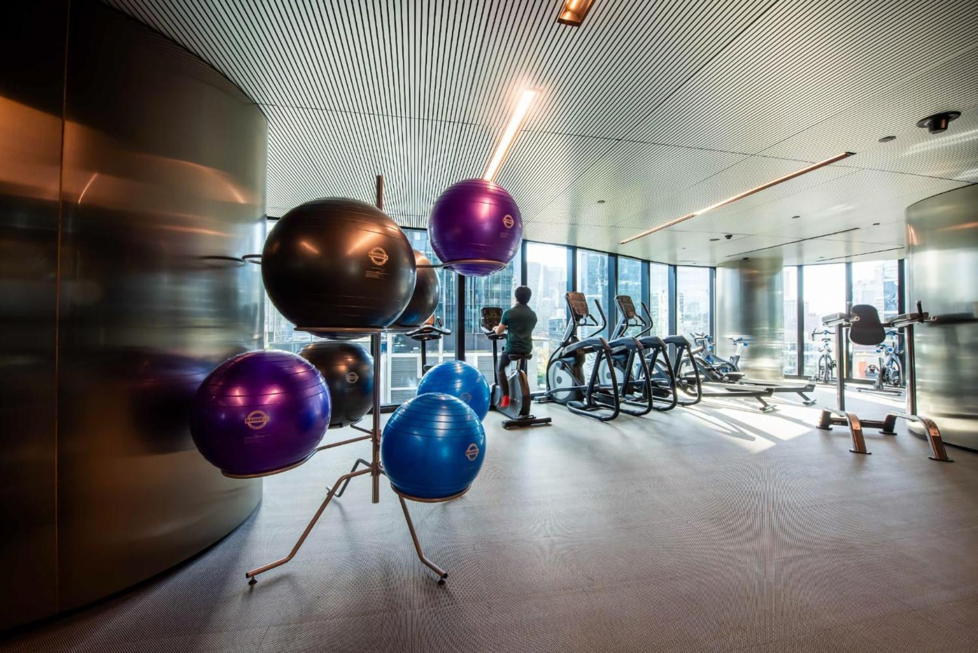 Stunning On Lvl 66 Car Park Pool Gym Apartment Melbourne