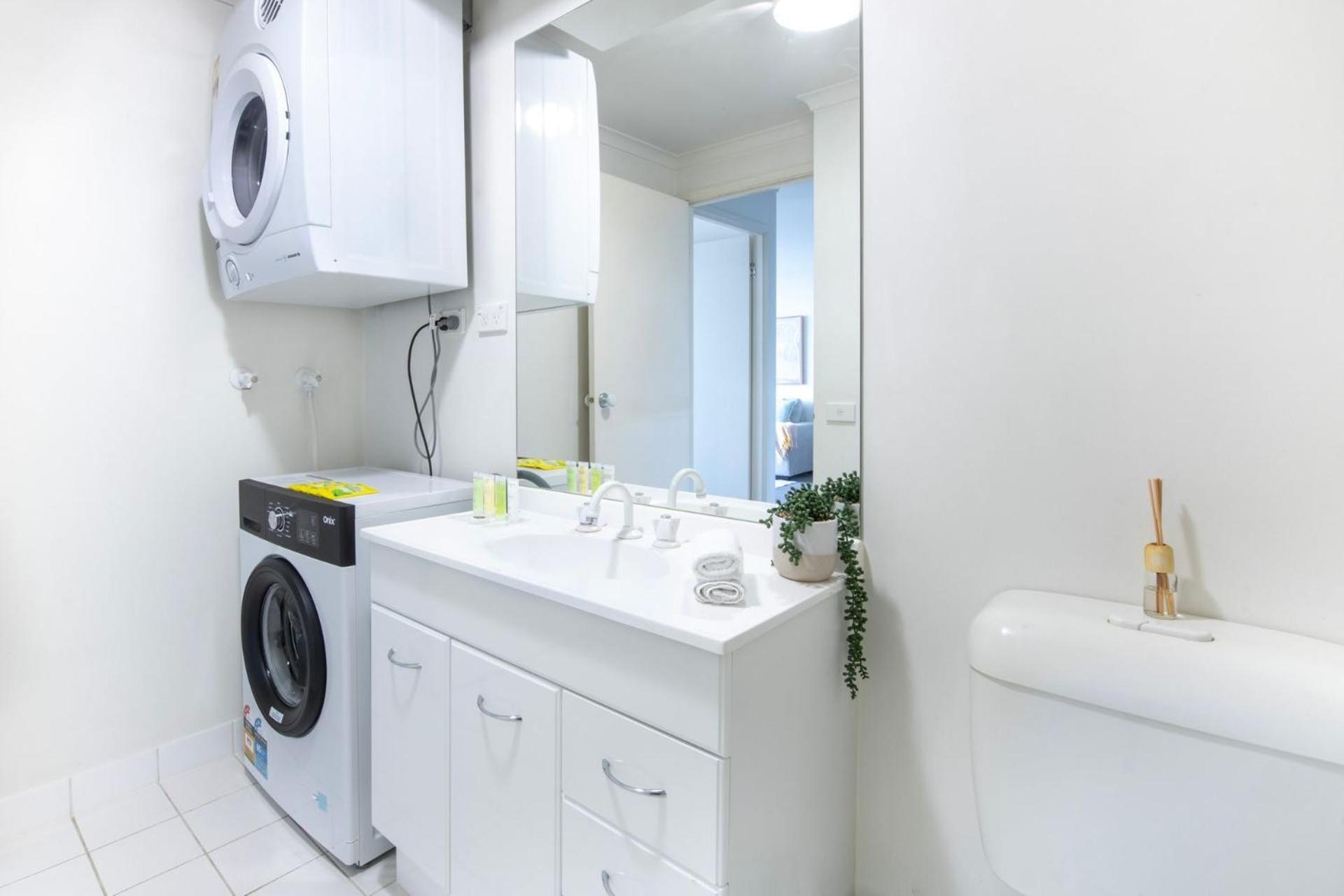Cosy Gem; Tennis Court & Parking On St Kilda Rd Apartment
