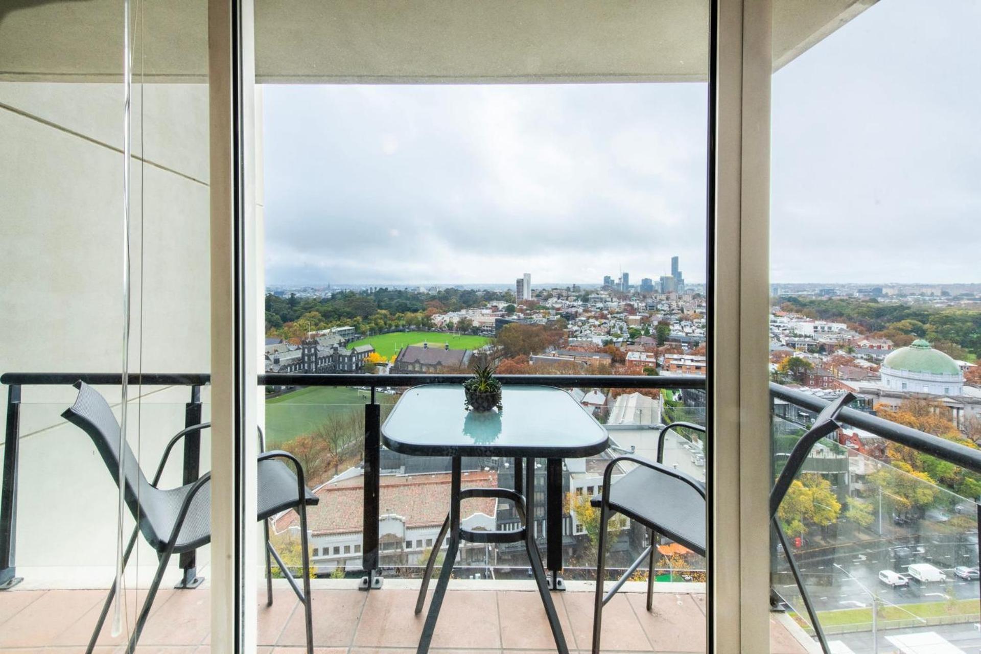 Cosy Gem; Tennis Court & Parking On St Kilda Rd *