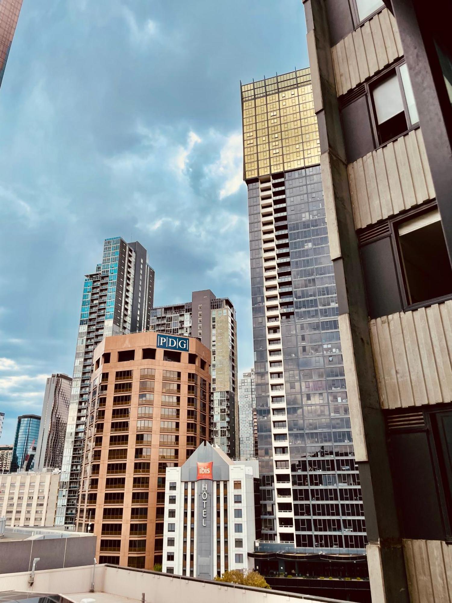 Premium With Balcony And Free Tram Access *