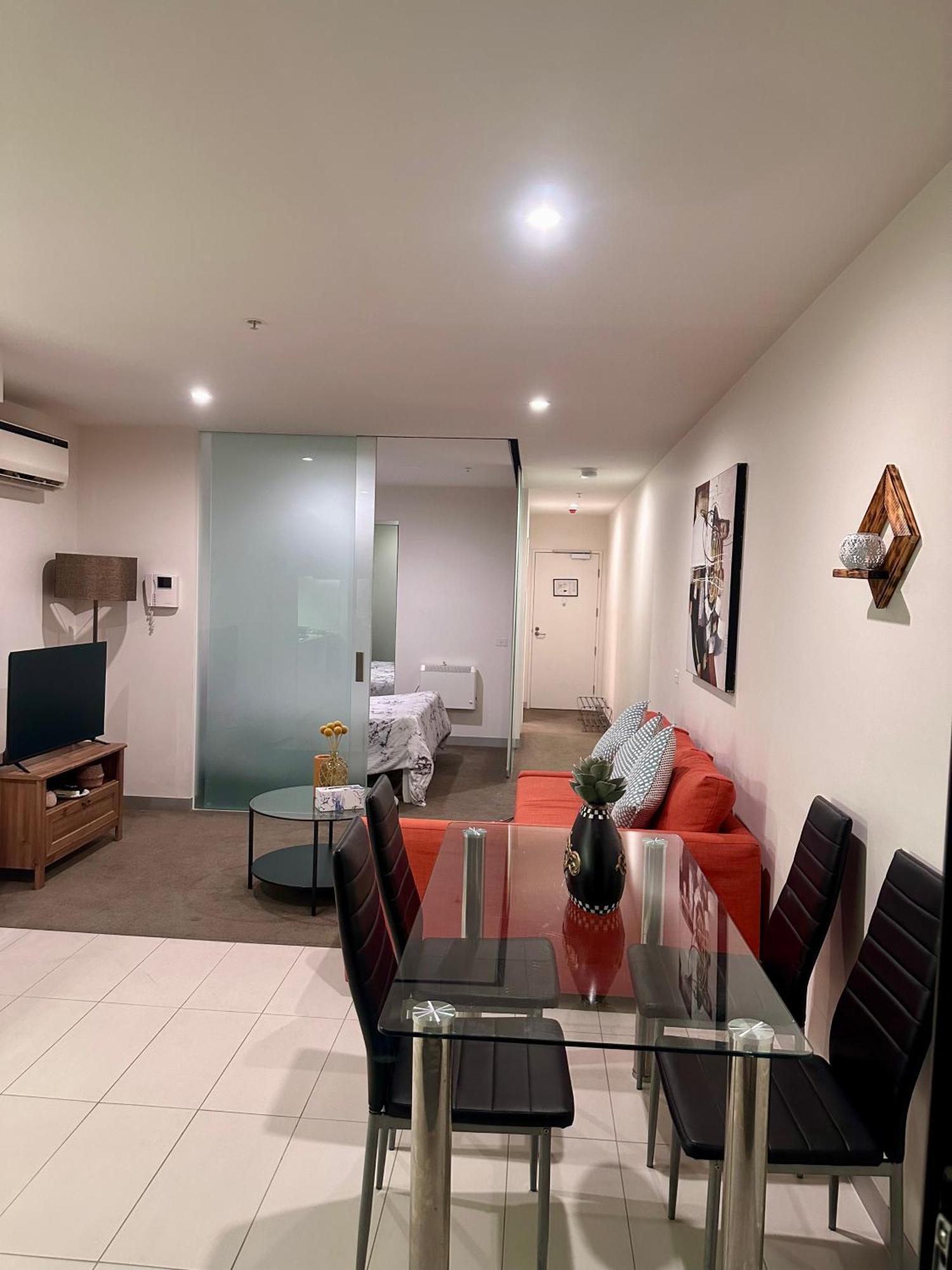 Premium With Balcony And Free Tram Access Apartment *