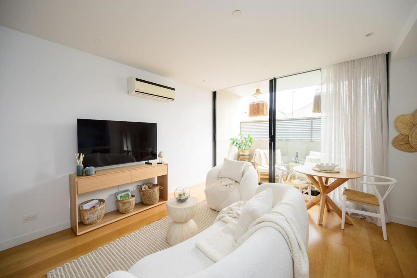 Ava 100m To And Bay St Apartment