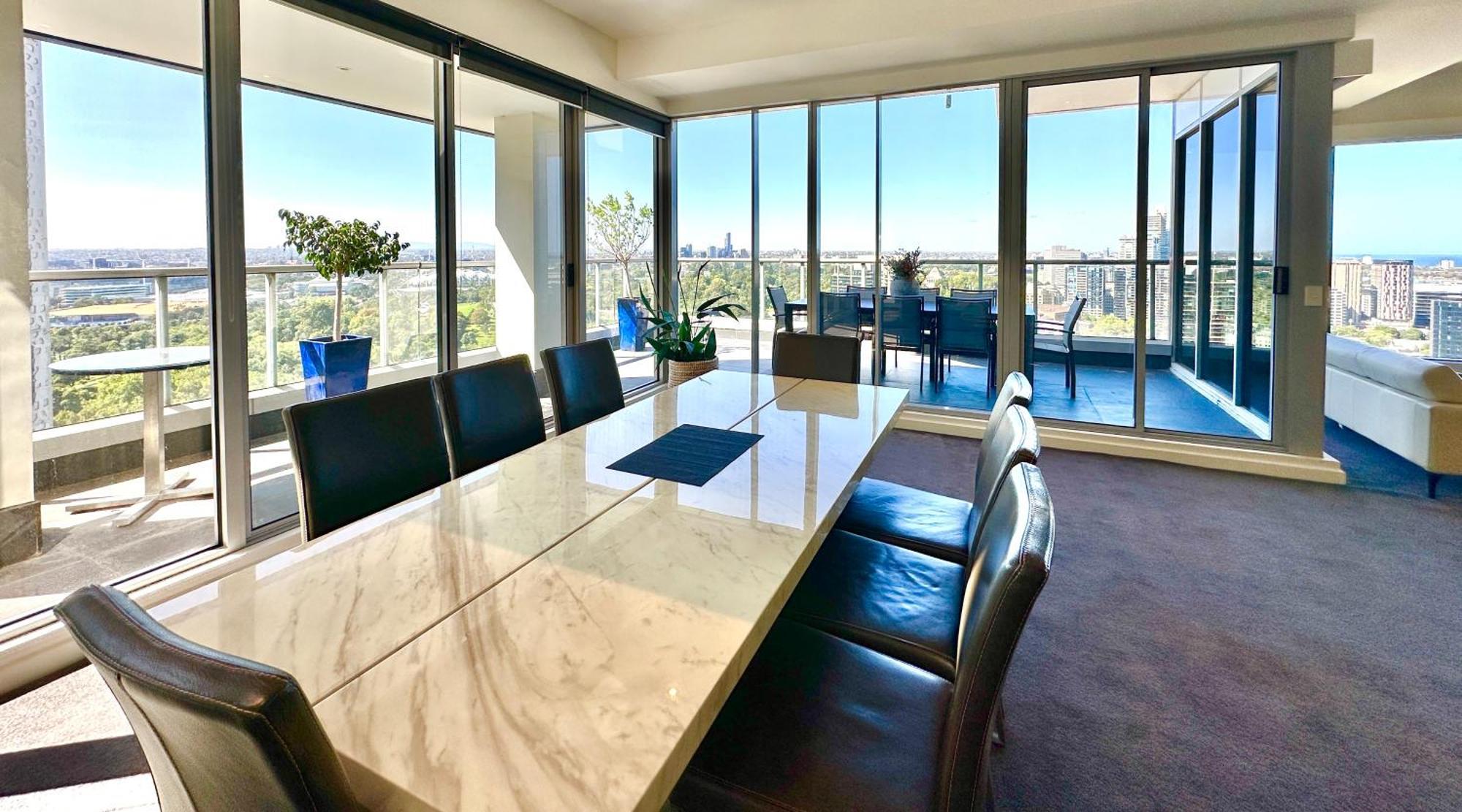 Luxury Duplex-penthouse Near Casino Mcec & Mcg Apartment