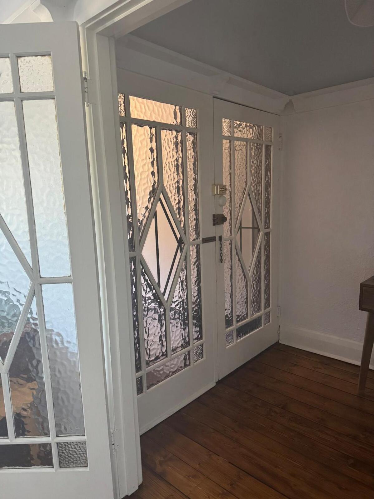 Spacious Art Deco In Premium Position
