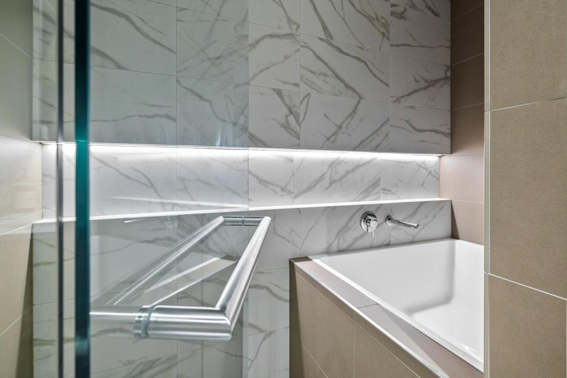 Stunning Westside Cbd 2bd, Heated Pool, Gym, Sauna, Steam *