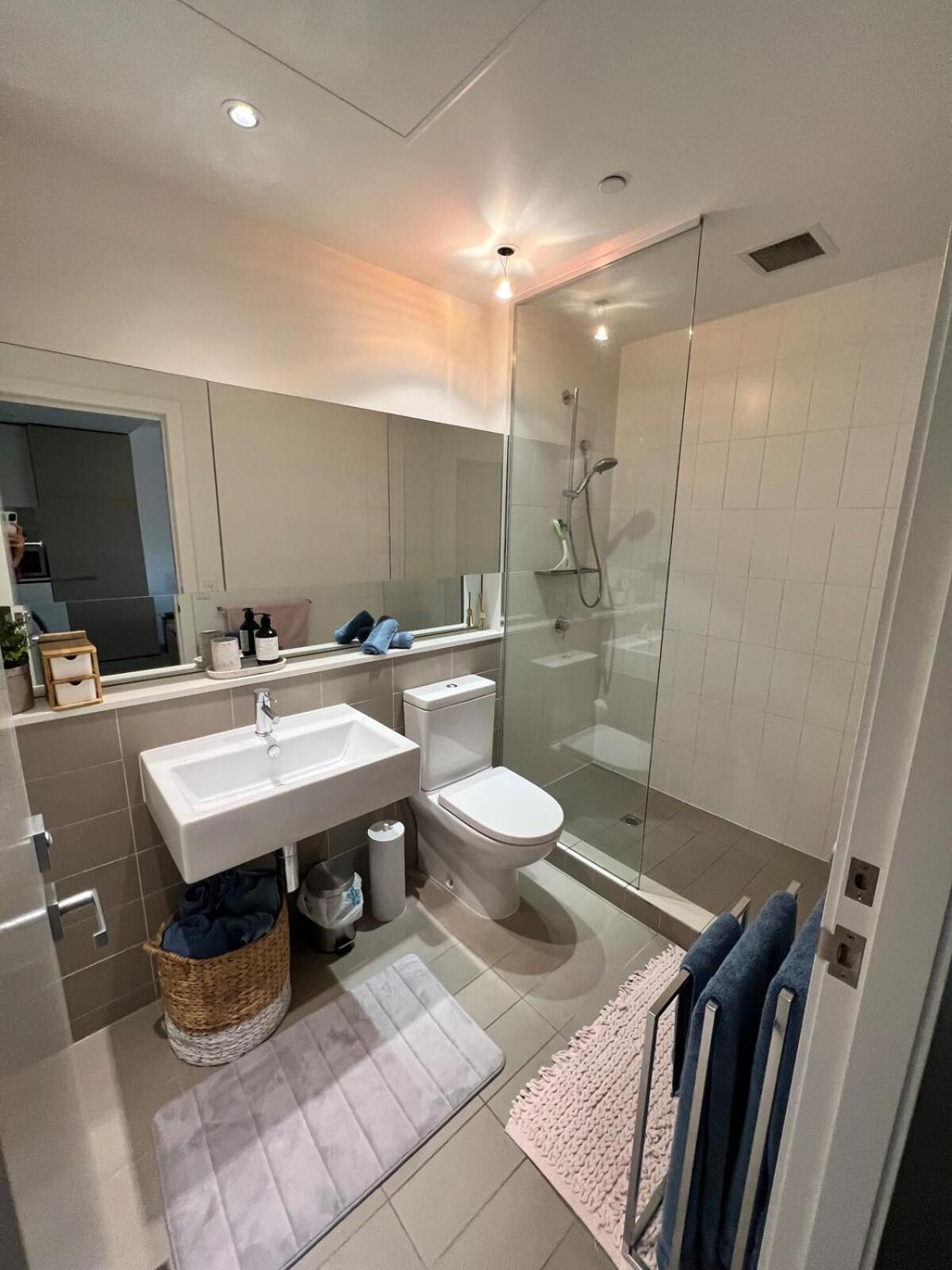 Modern Cozy Inner 1brd Near F1 Track *