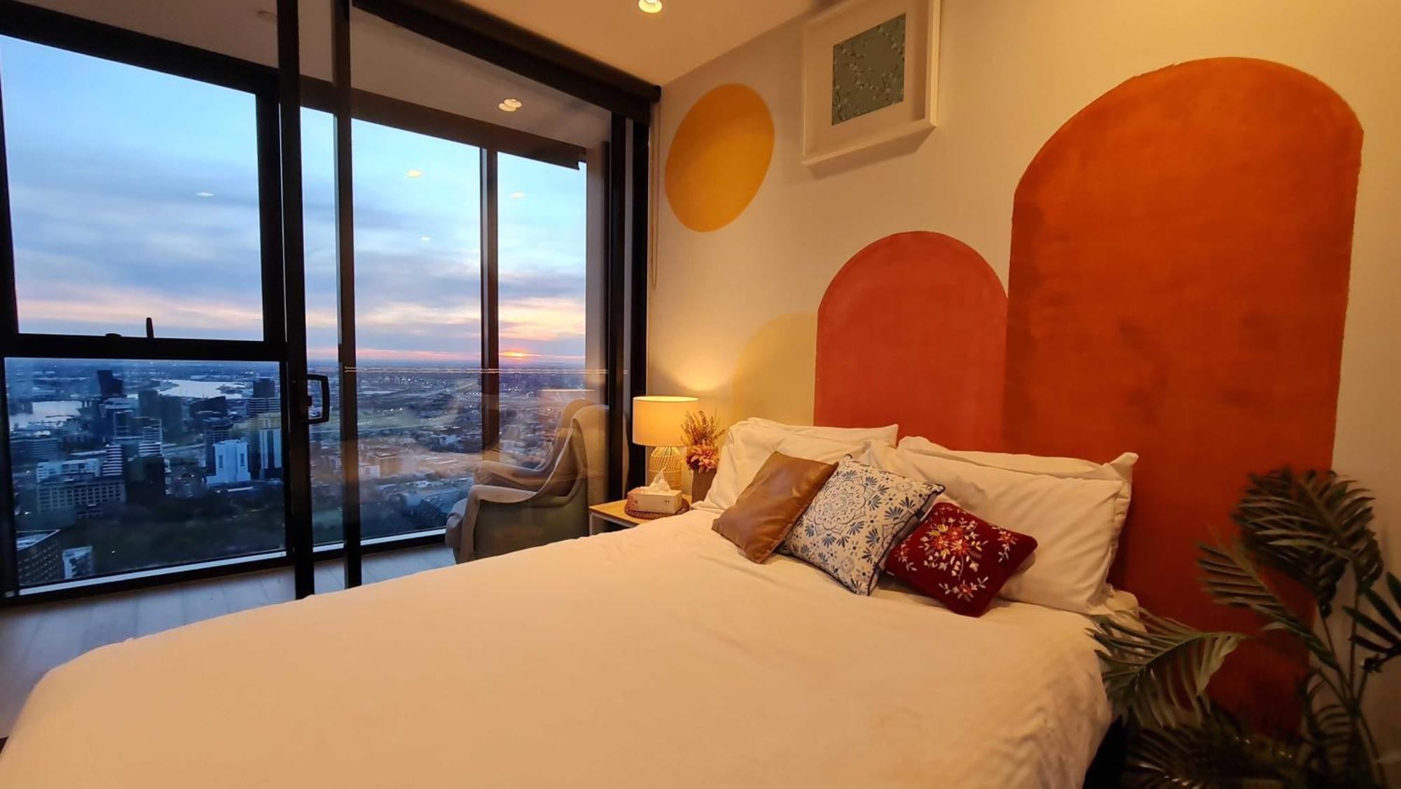 1br Sunset Glow Retreat! Free Tram Zone Apartment Melbourne