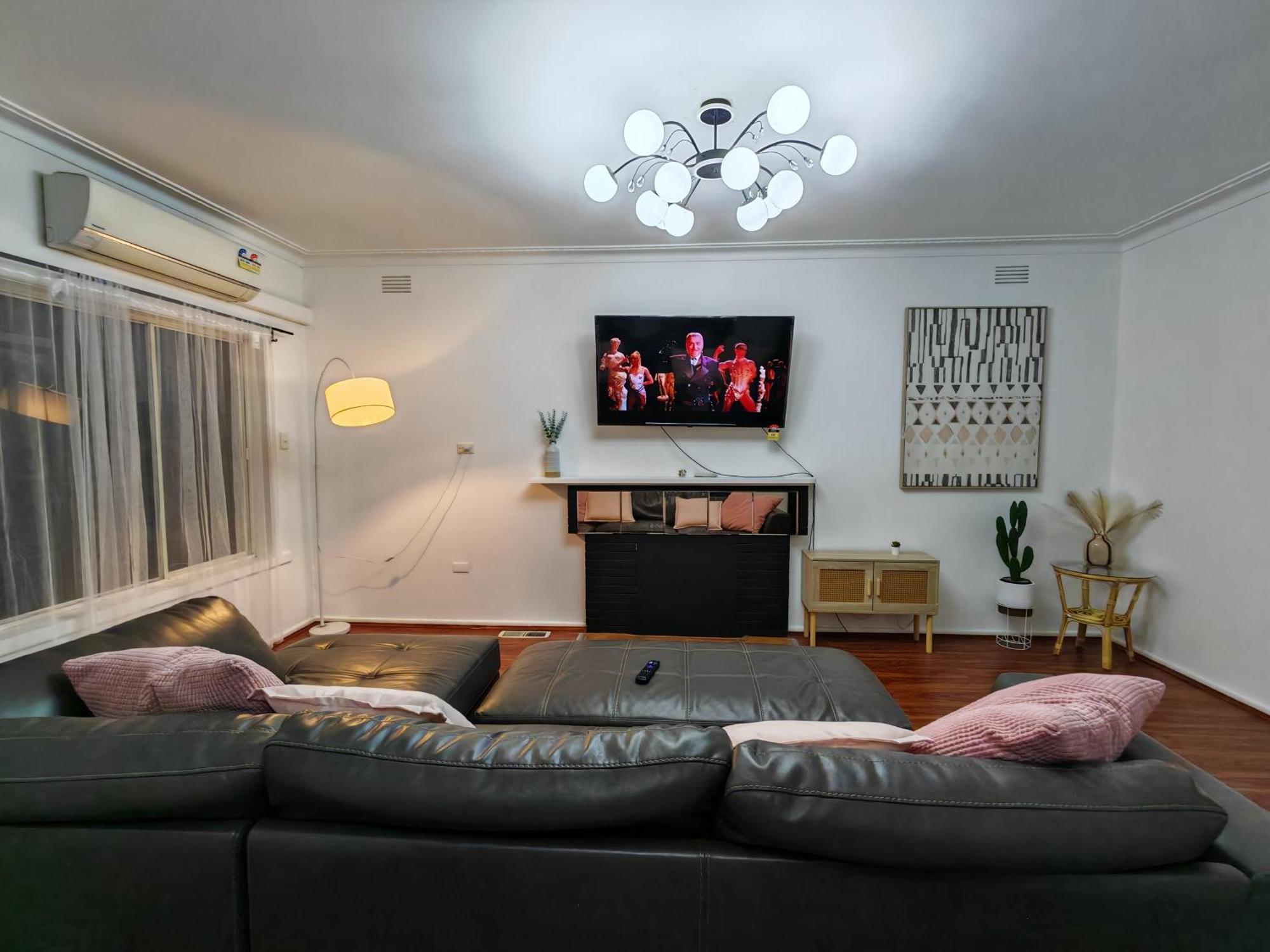 Northern Home-close To Airport, Walk To Train