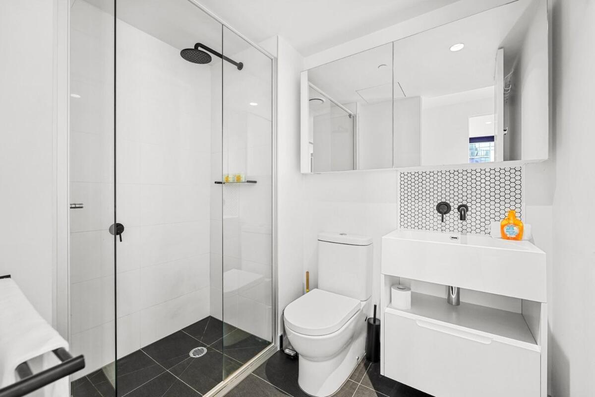 Apartment Lv 67 Light House Wake Up From Skyline Cbd 2b1b
