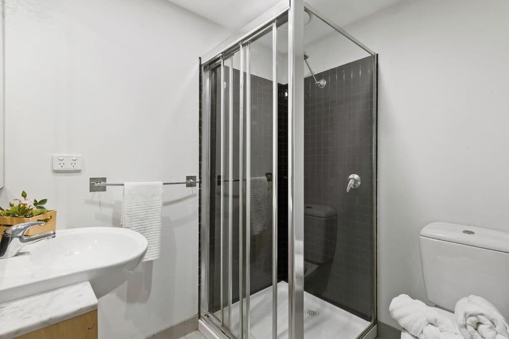 Chic 2br Loft Near Free Parking * Melbourne