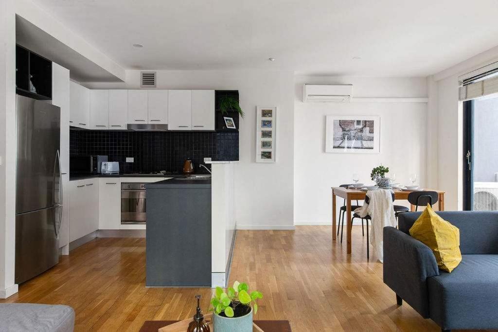 Chic 2br Loft Near Free Parking Apartment *