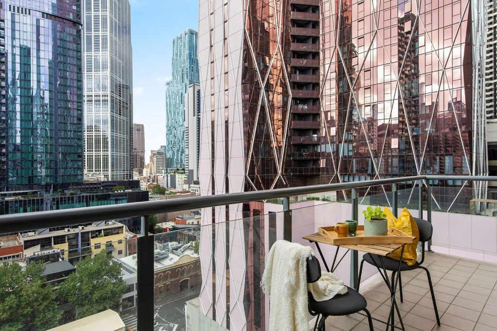 Chic 2br Loft Near Free Parking *