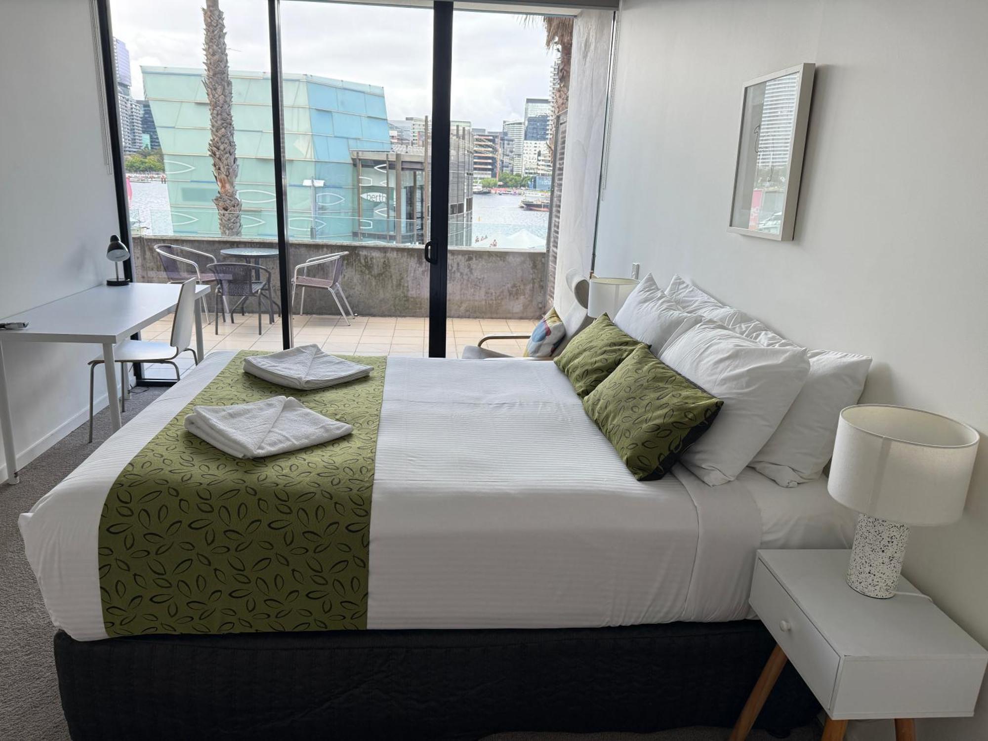 Akom At Docklands Aparthotel Melbourne