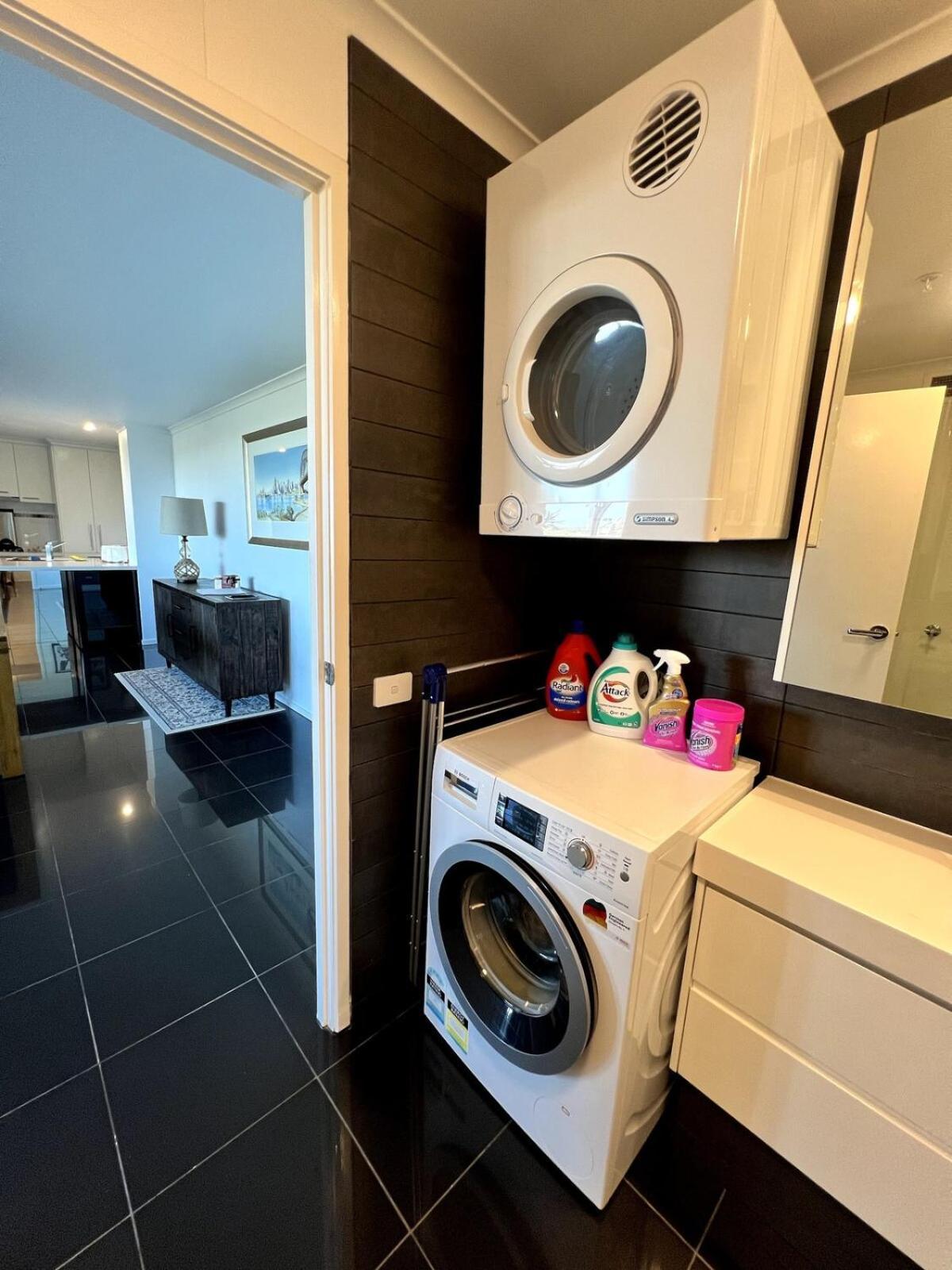 2 Bedroom Great View, Free Parking, Tennis Court & Pool * Melbourne