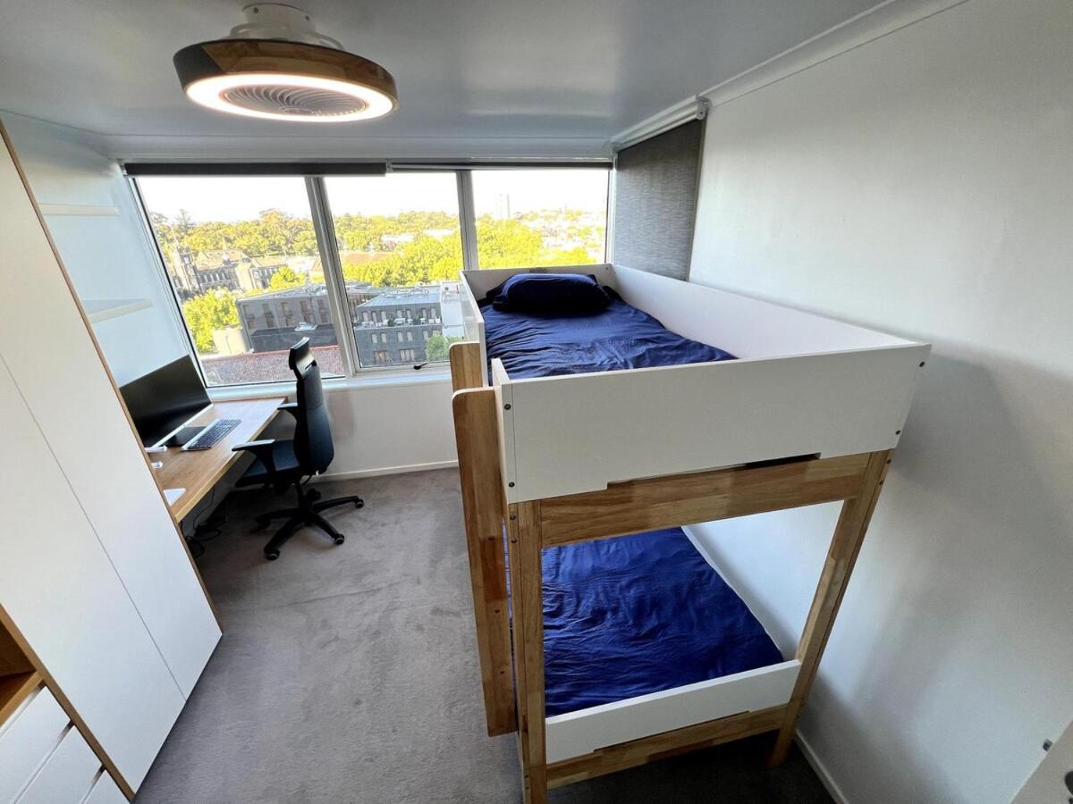 2 Bedroom Great View, Free Parking, Tennis Court & Pool Apartment Melbourne