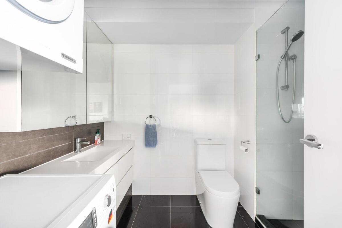 2 Bedroom Great View, Free Parking, Tennis Court & Pool Apartment Melbourne