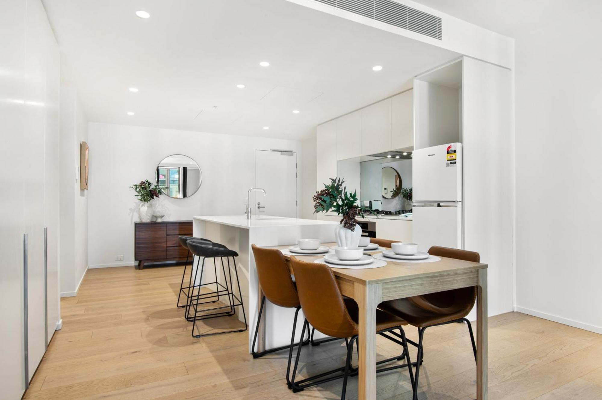 Spacious Modern With Pool & Gym Access Apartment *