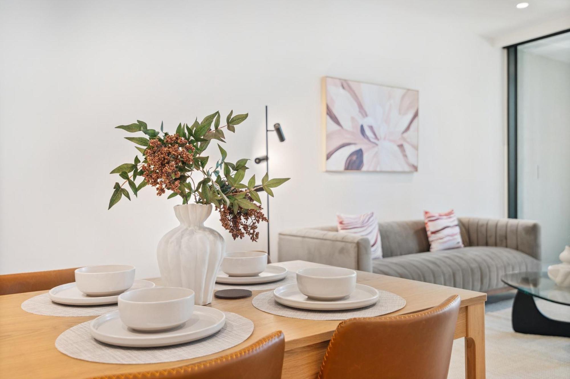Spacious Modern With Pool & Gym Access Melbourne