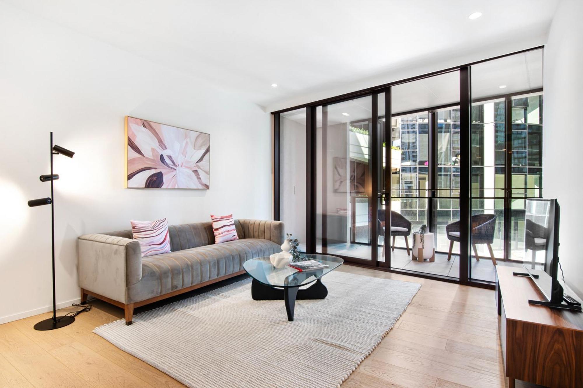 Spacious Modern With Pool & Gym Access Melbourne