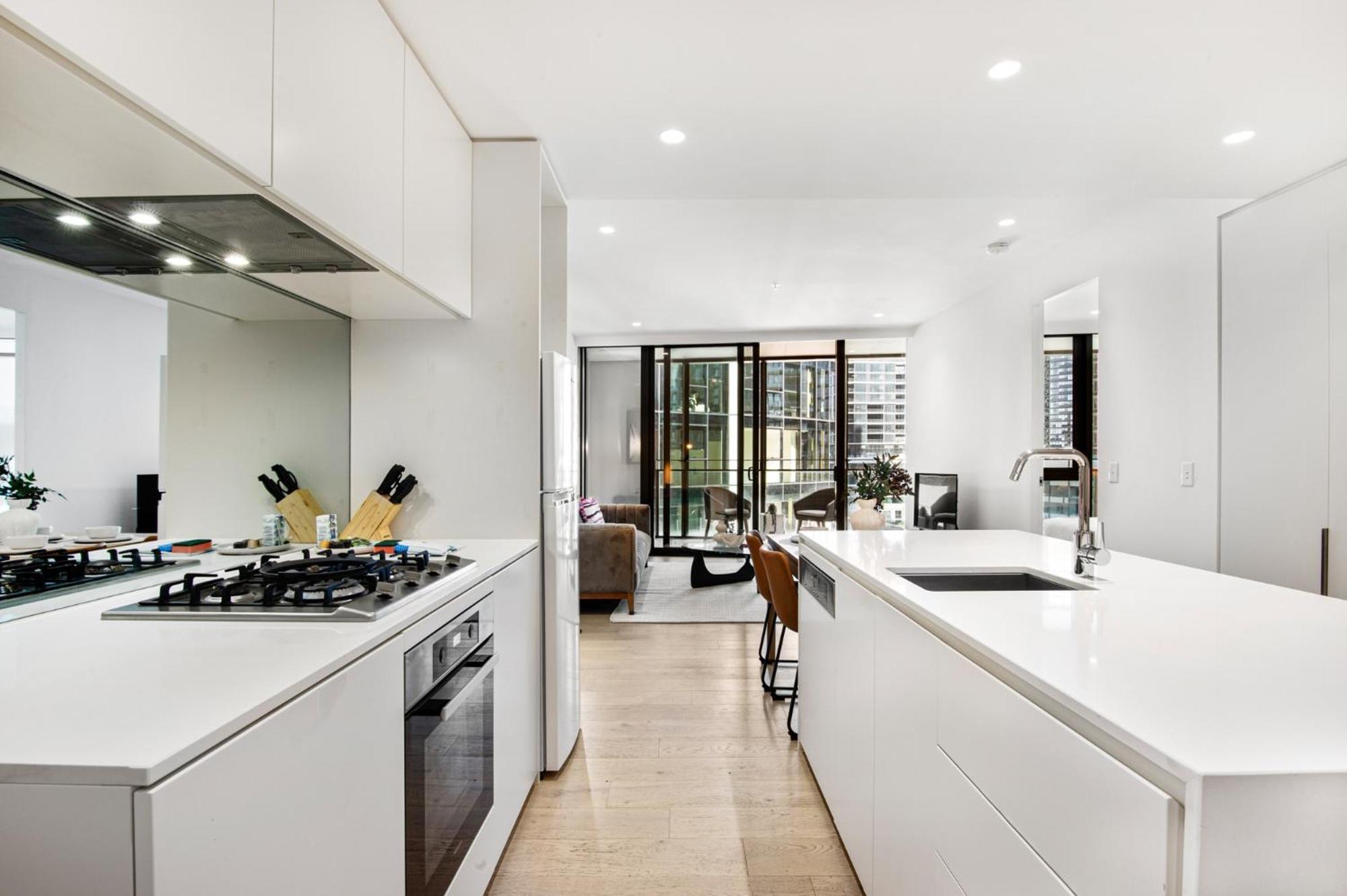 Spacious Modern With Pool & Gym Access *