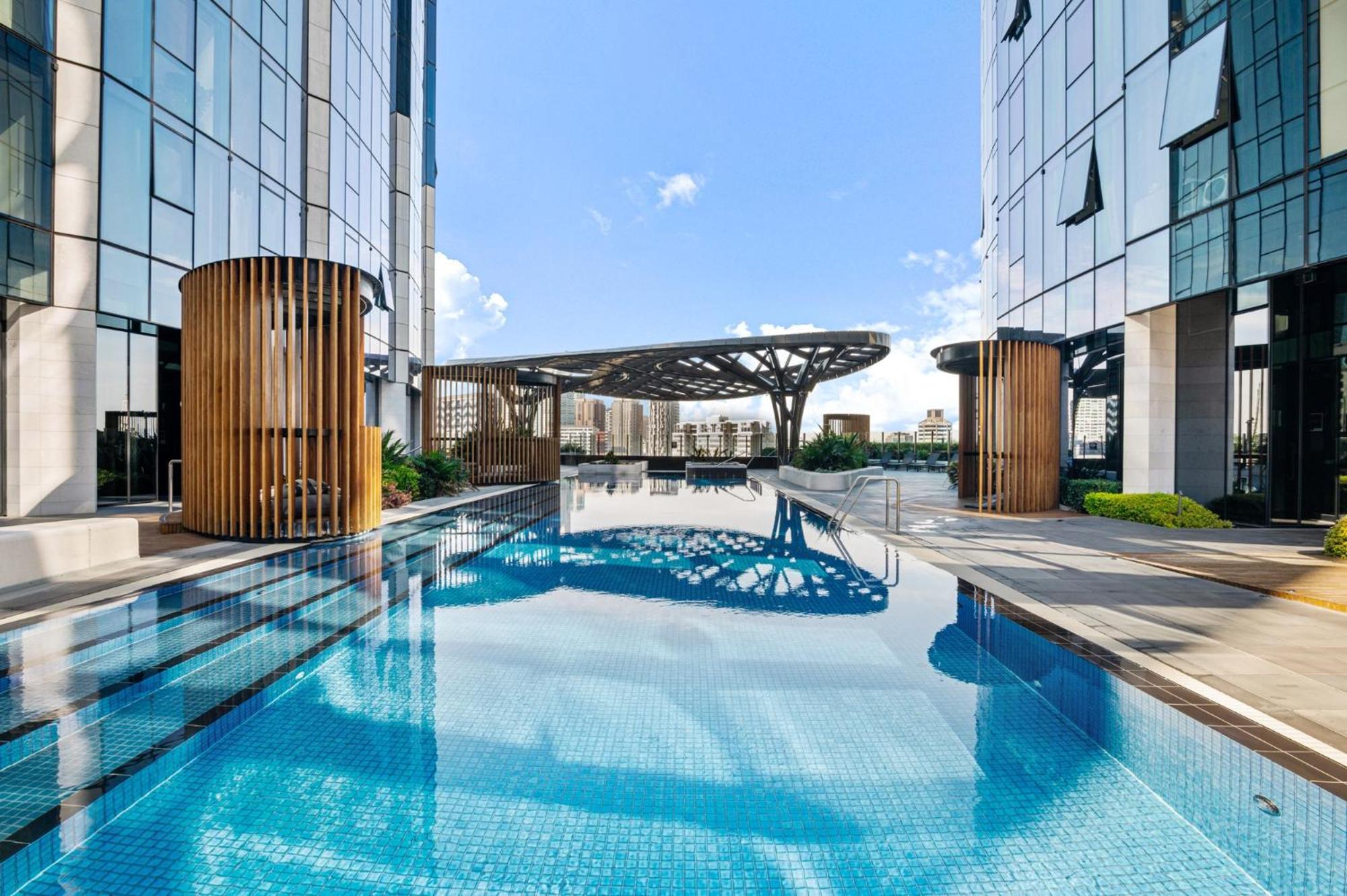 Apartment Spacious Modern With Pool & Gym Access *