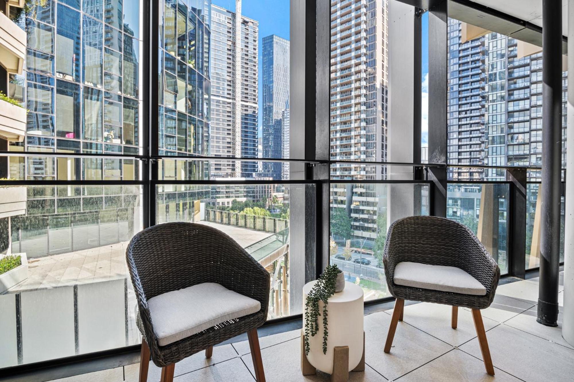 Spacious Modern With Pool & Gym Access Apartment Melbourne