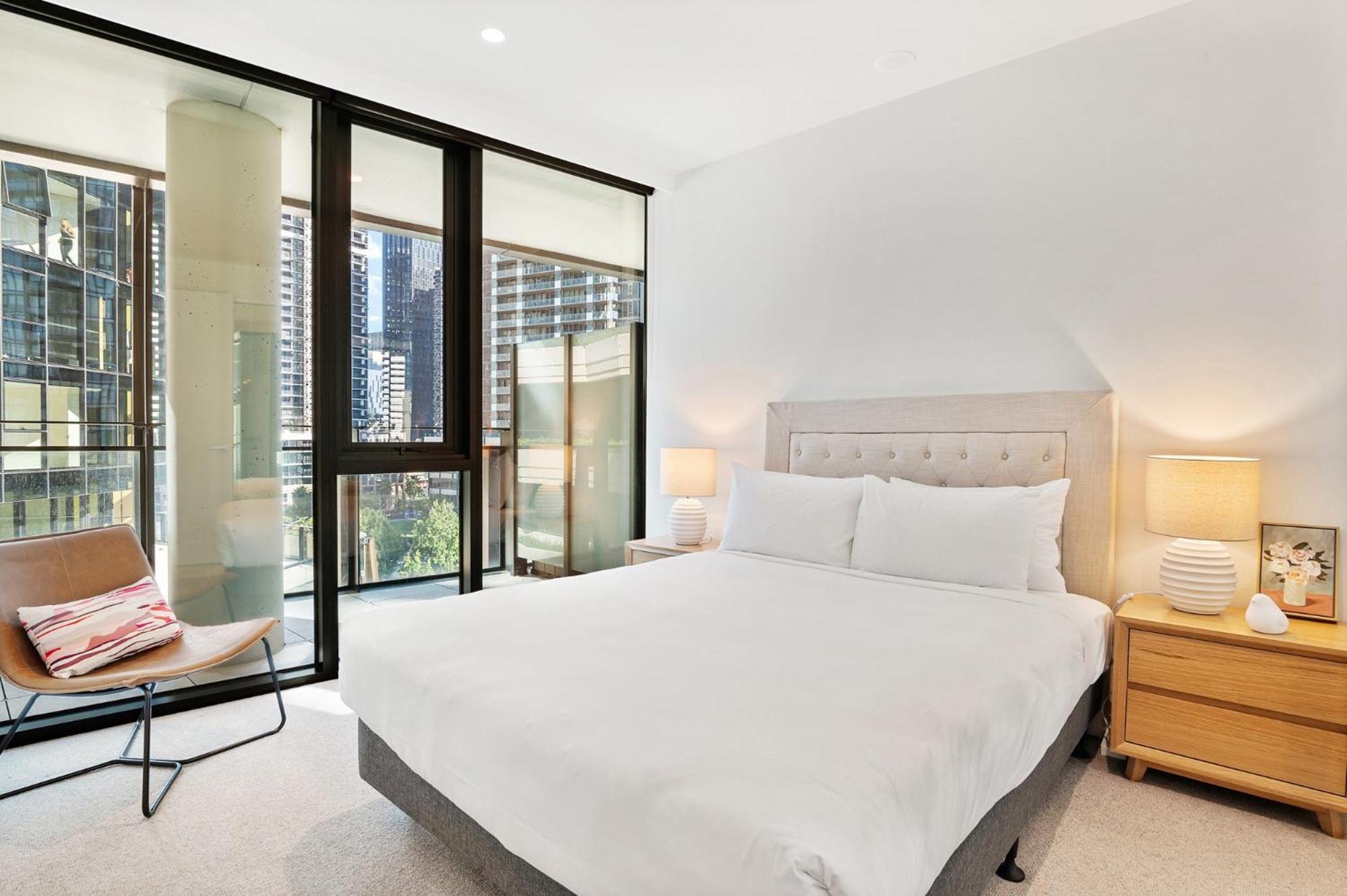 Spacious Modern With Pool & Gym Access Apartment Melbourne