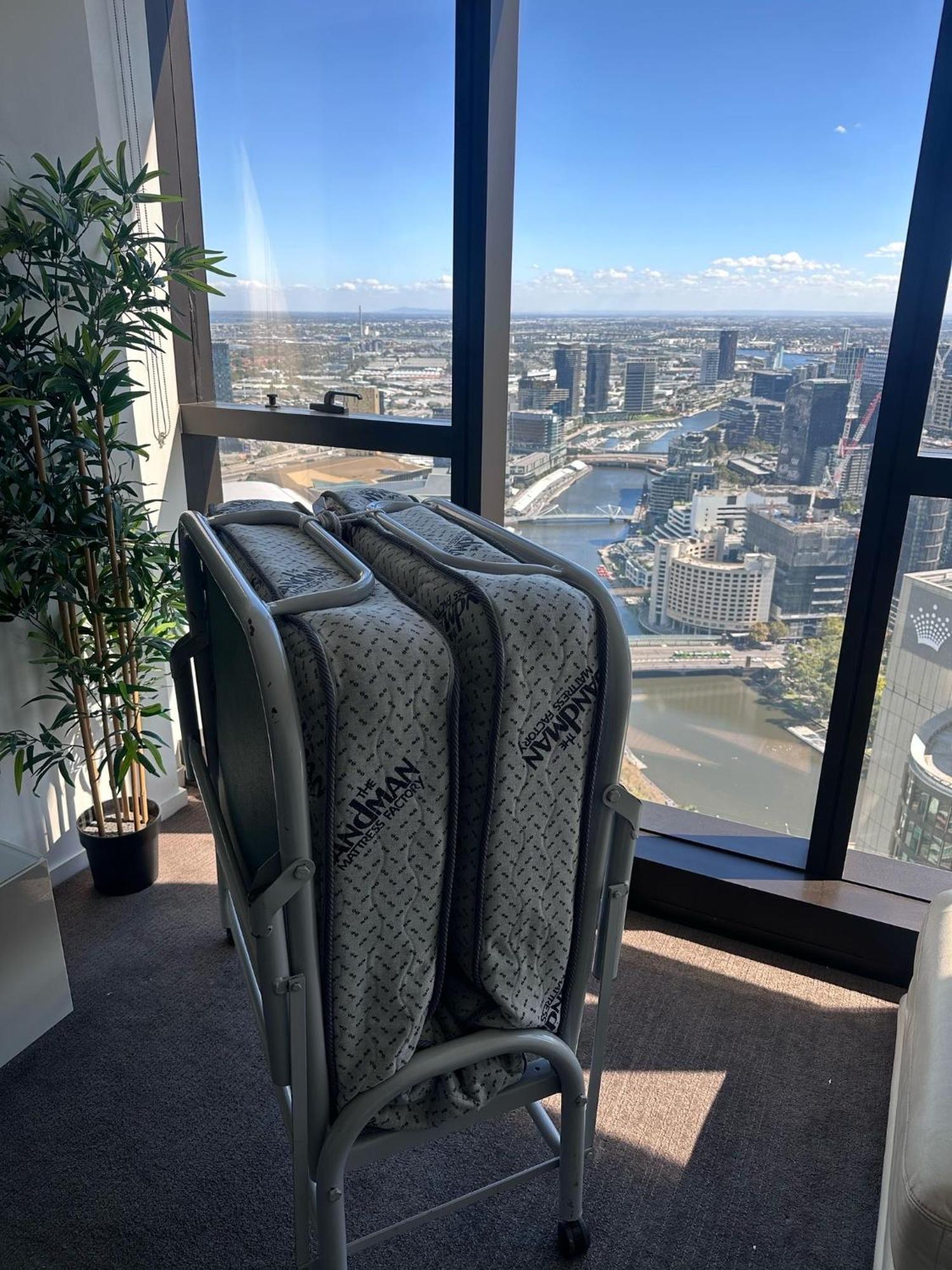 High End With Incredible Views * Melbourne