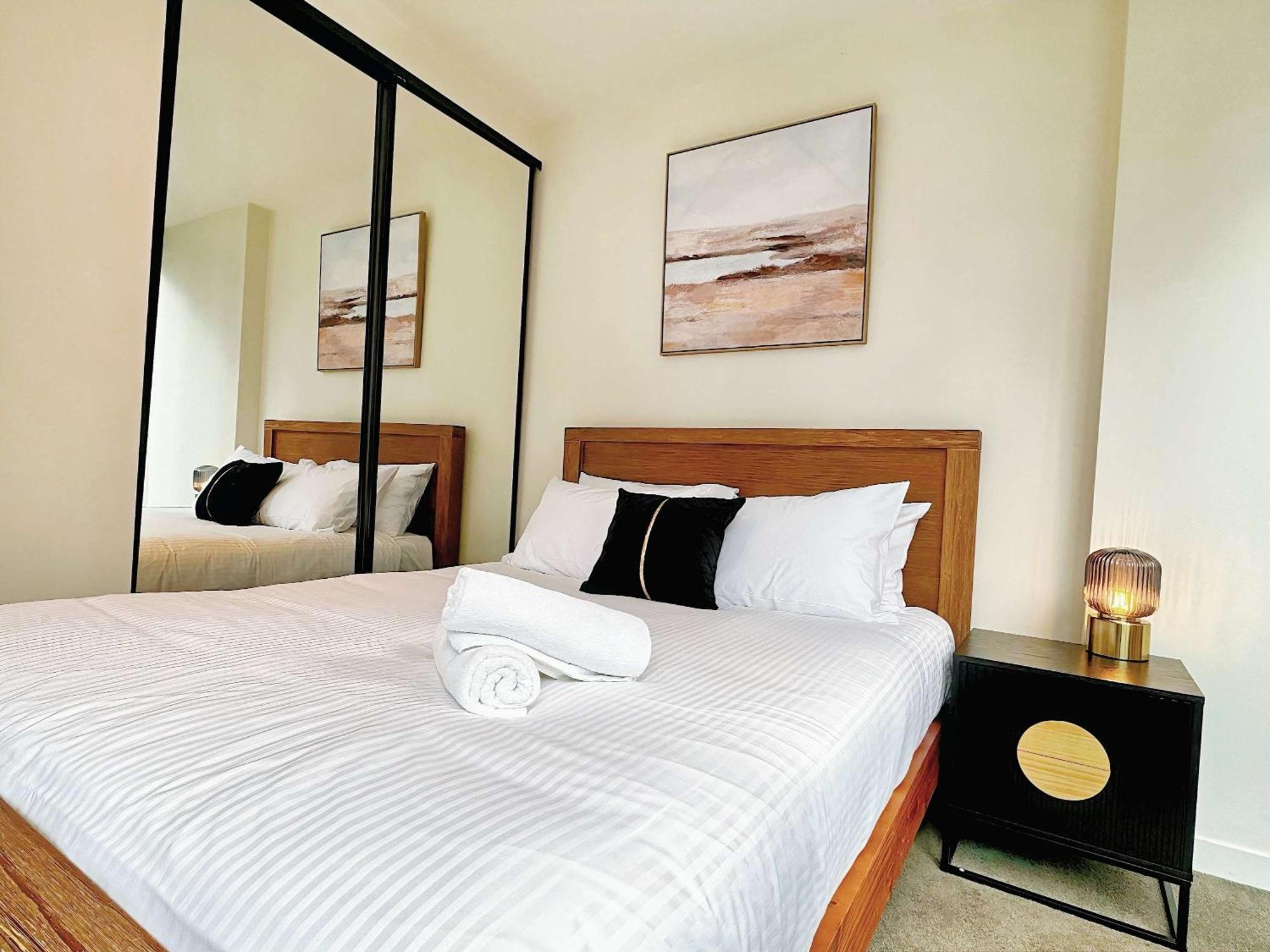 Comfort 2br - 2 Queens By Sky High * Melbourne