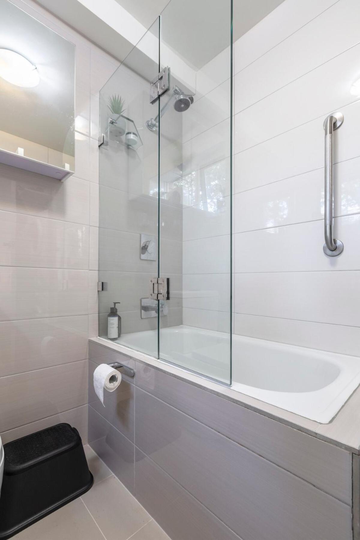 Apartment 1br W Free Parking! Near Swinburne *