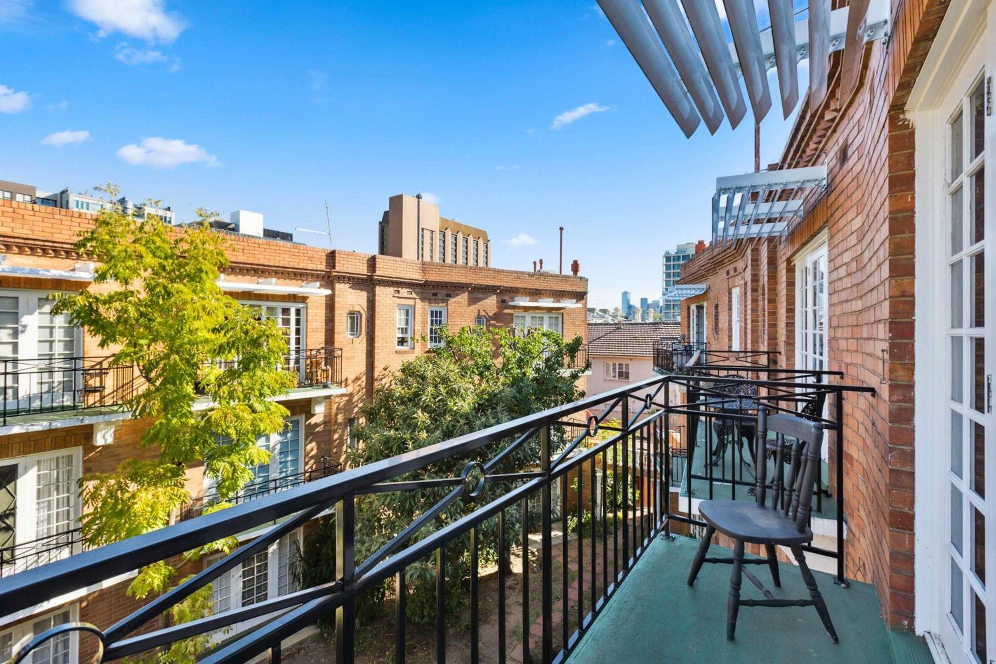 East Walking Distance To Mcg Apartment *