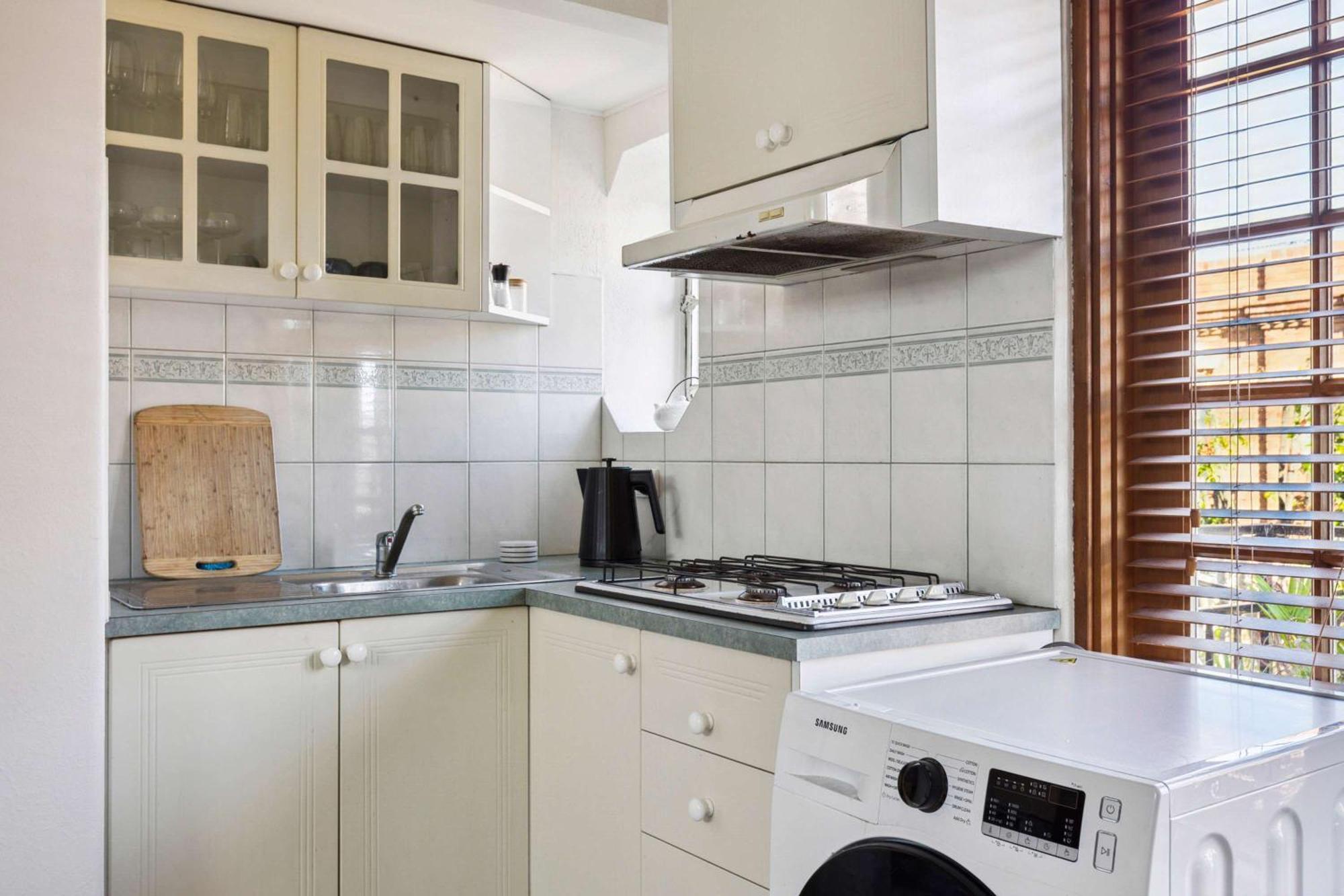 East Walking Distance To Mcg *