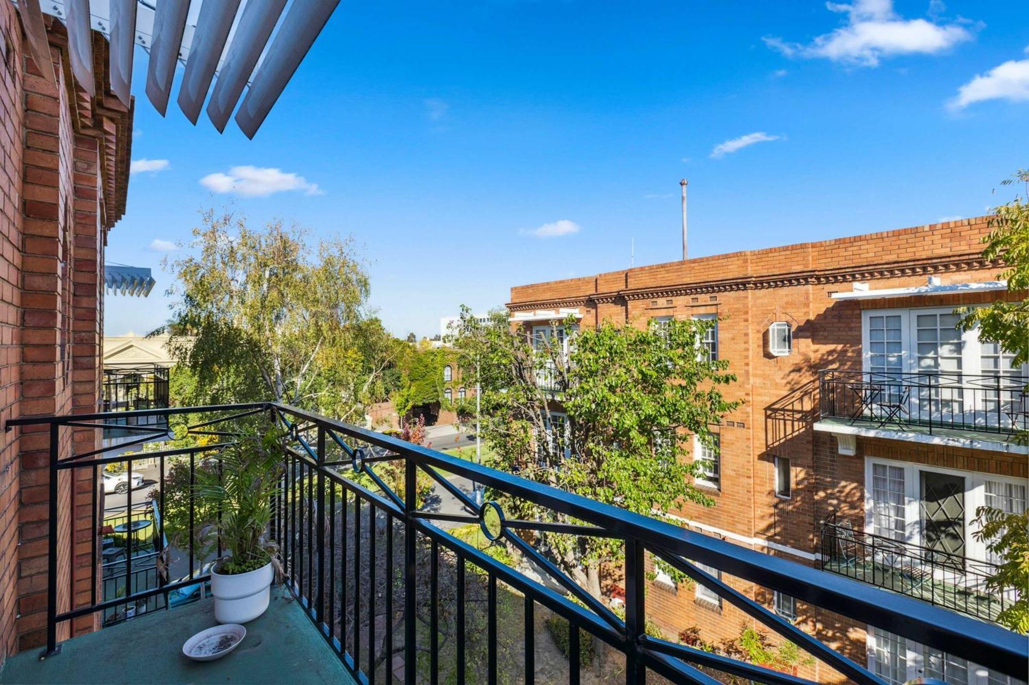 East Walking Distance To Mcg Apartment *