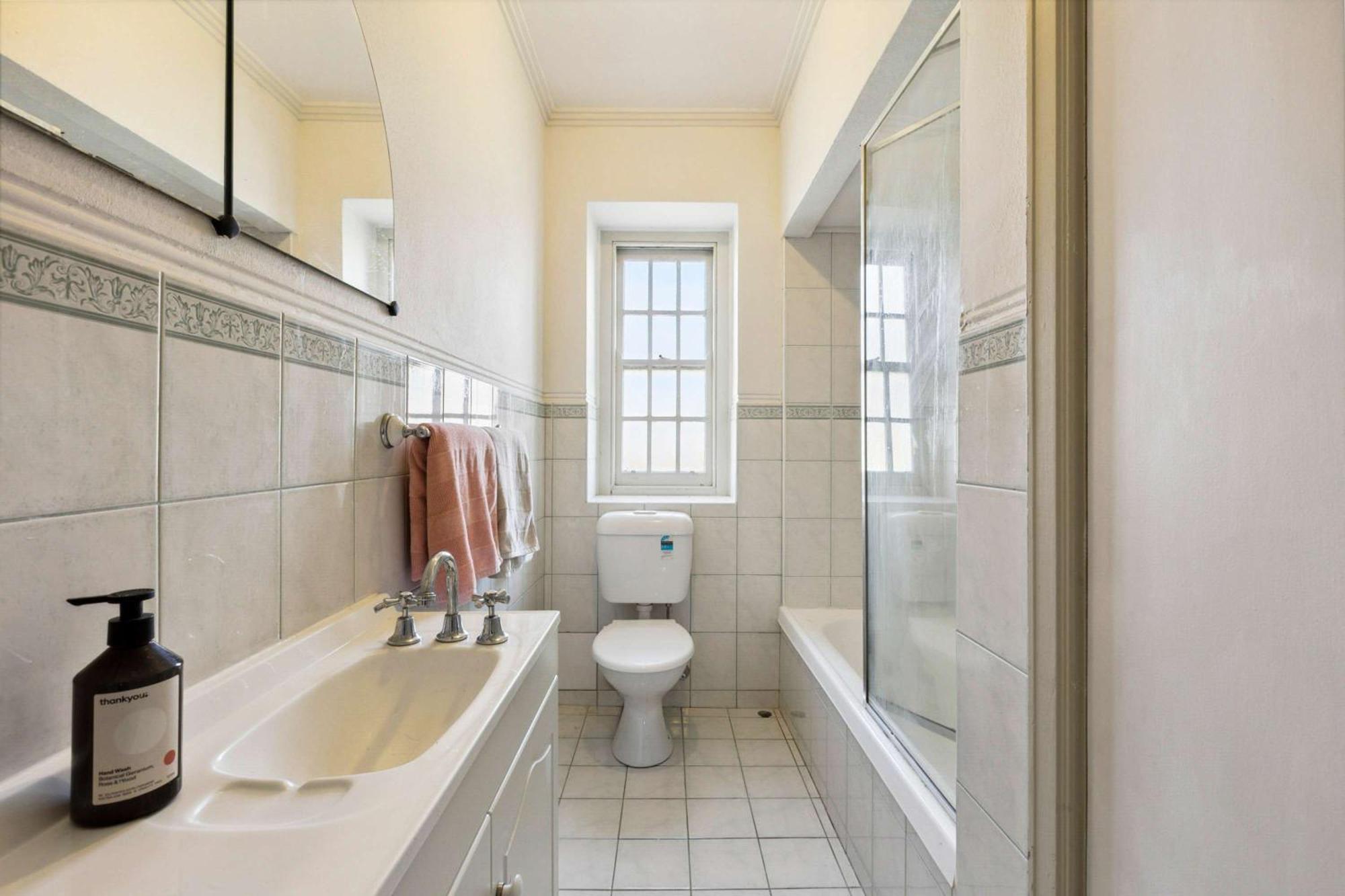 East Walking Distance To Mcg Apartment *