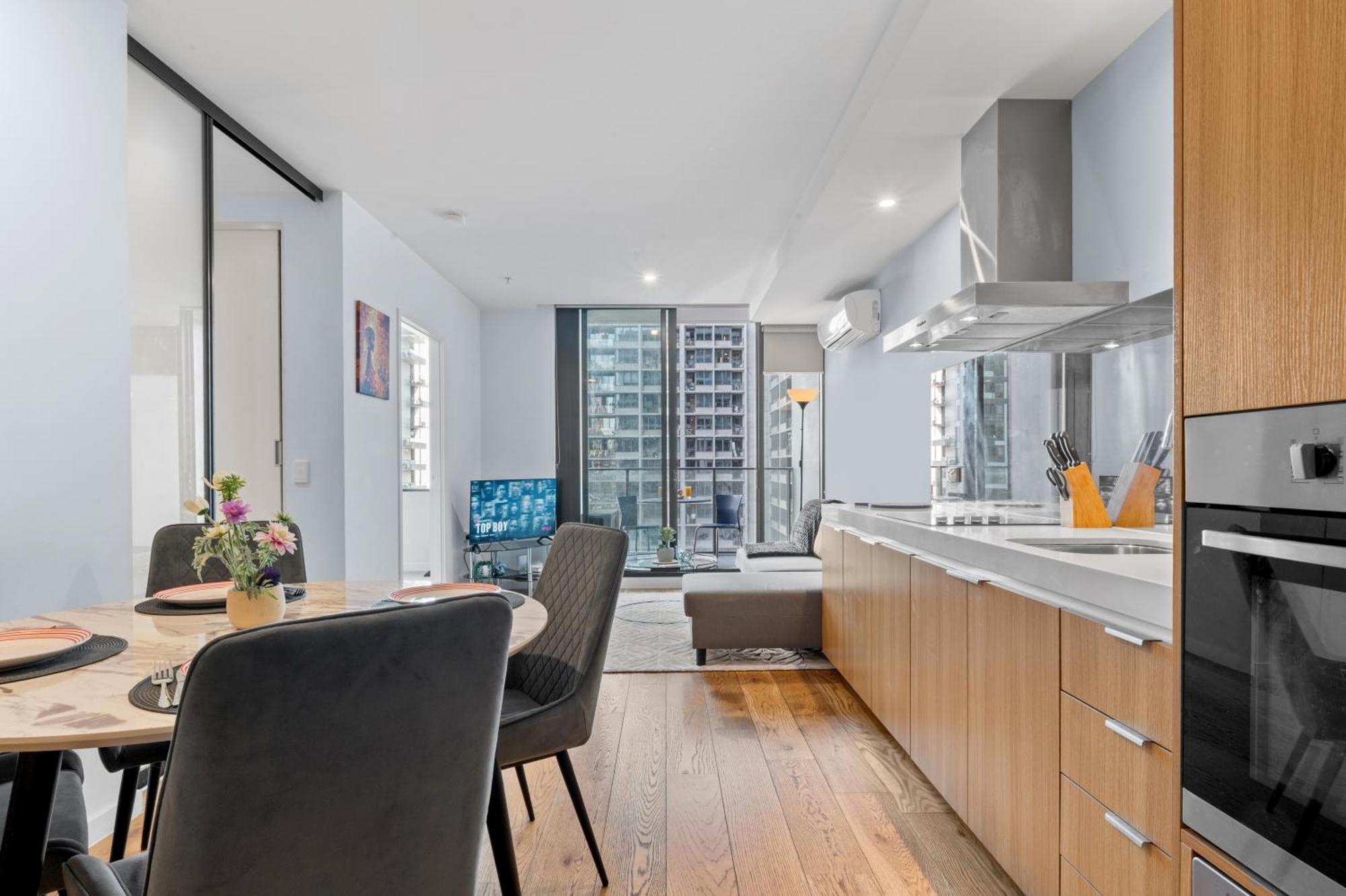 Centre Getaway Pool, Gym & Netflix Apartment *