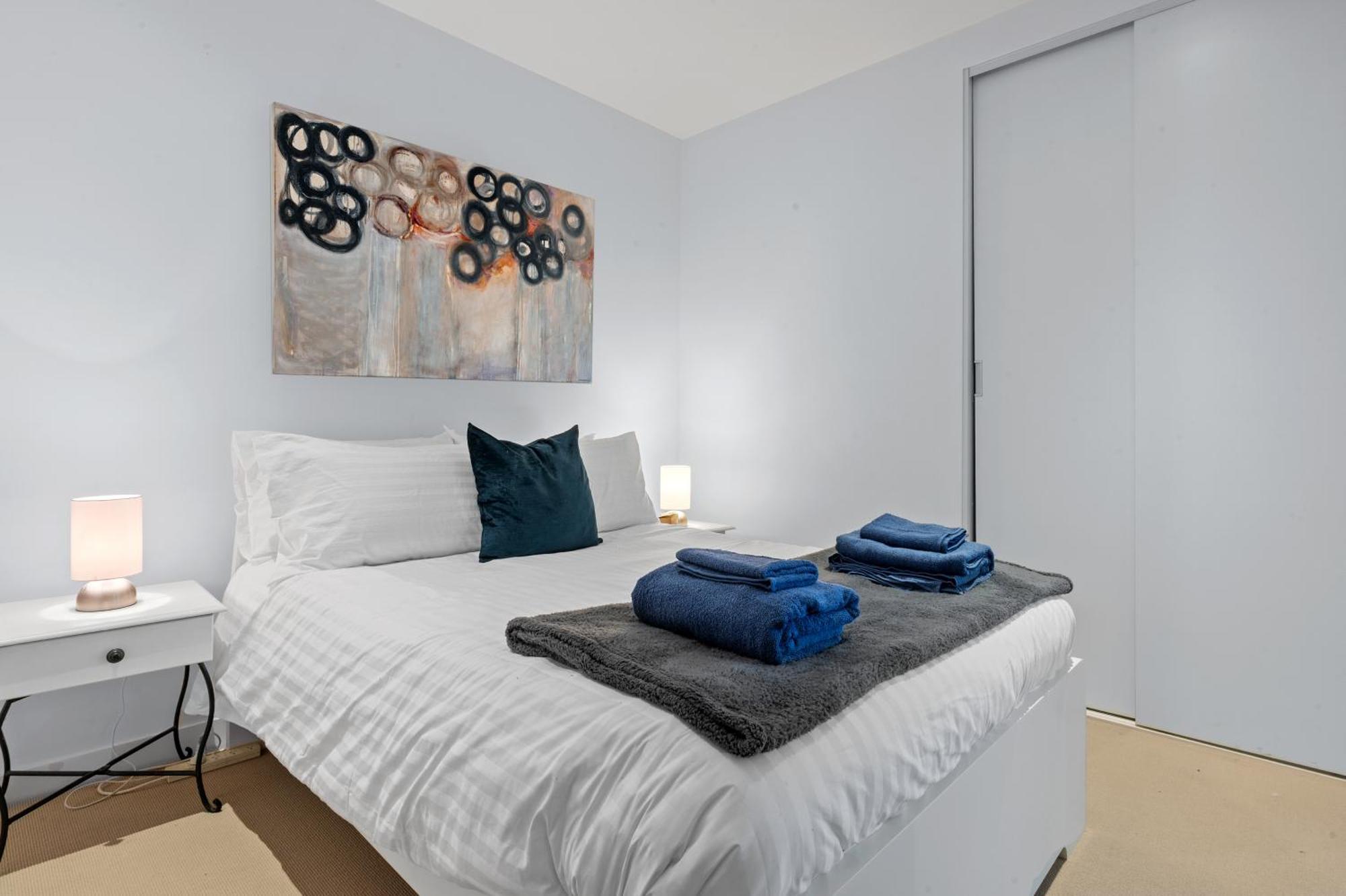 Centre Getaway Pool, Gym & Netflix Apartment *