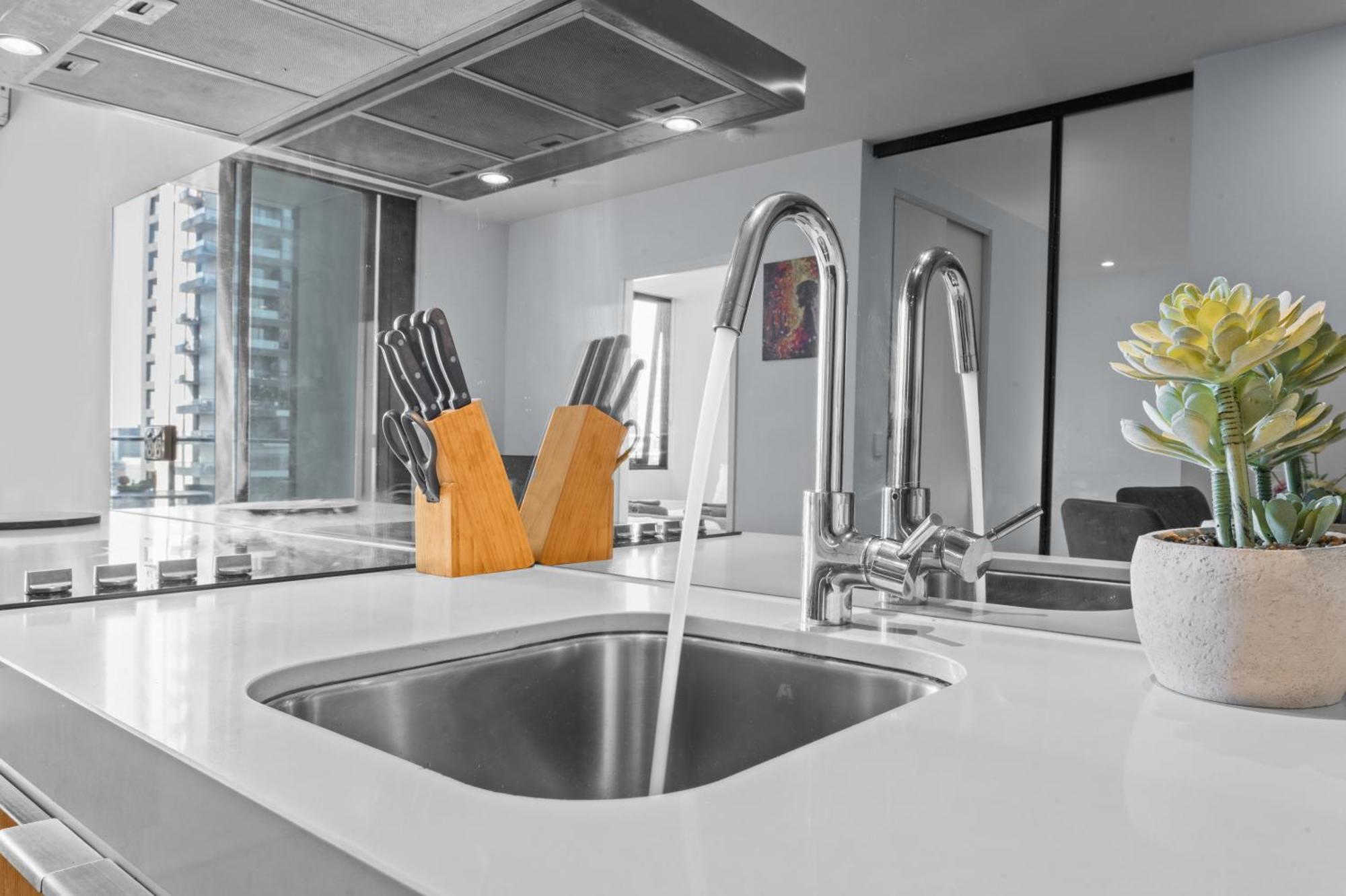 Centre Getaway Pool, Gym & Netflix Apartment *