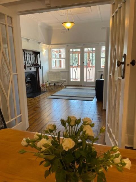Spacious Art Deco In Premium Position Apartment Melbourne