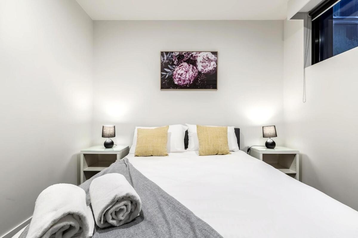 Prime Hub On Bourke W Views! Near Chinatown! Apartment *