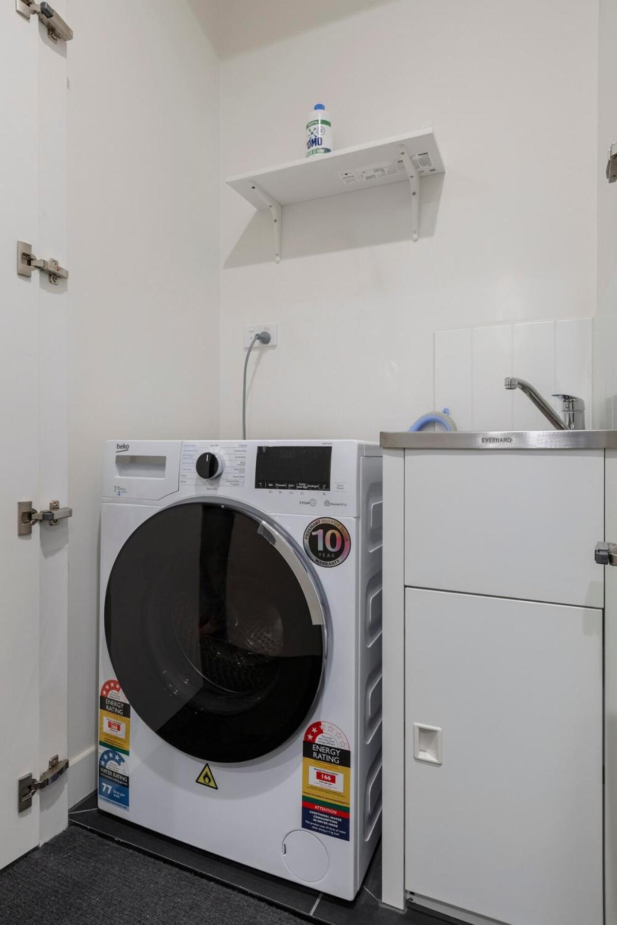Apartment Prime Hub On Bourke W Views! Near Chinatown!